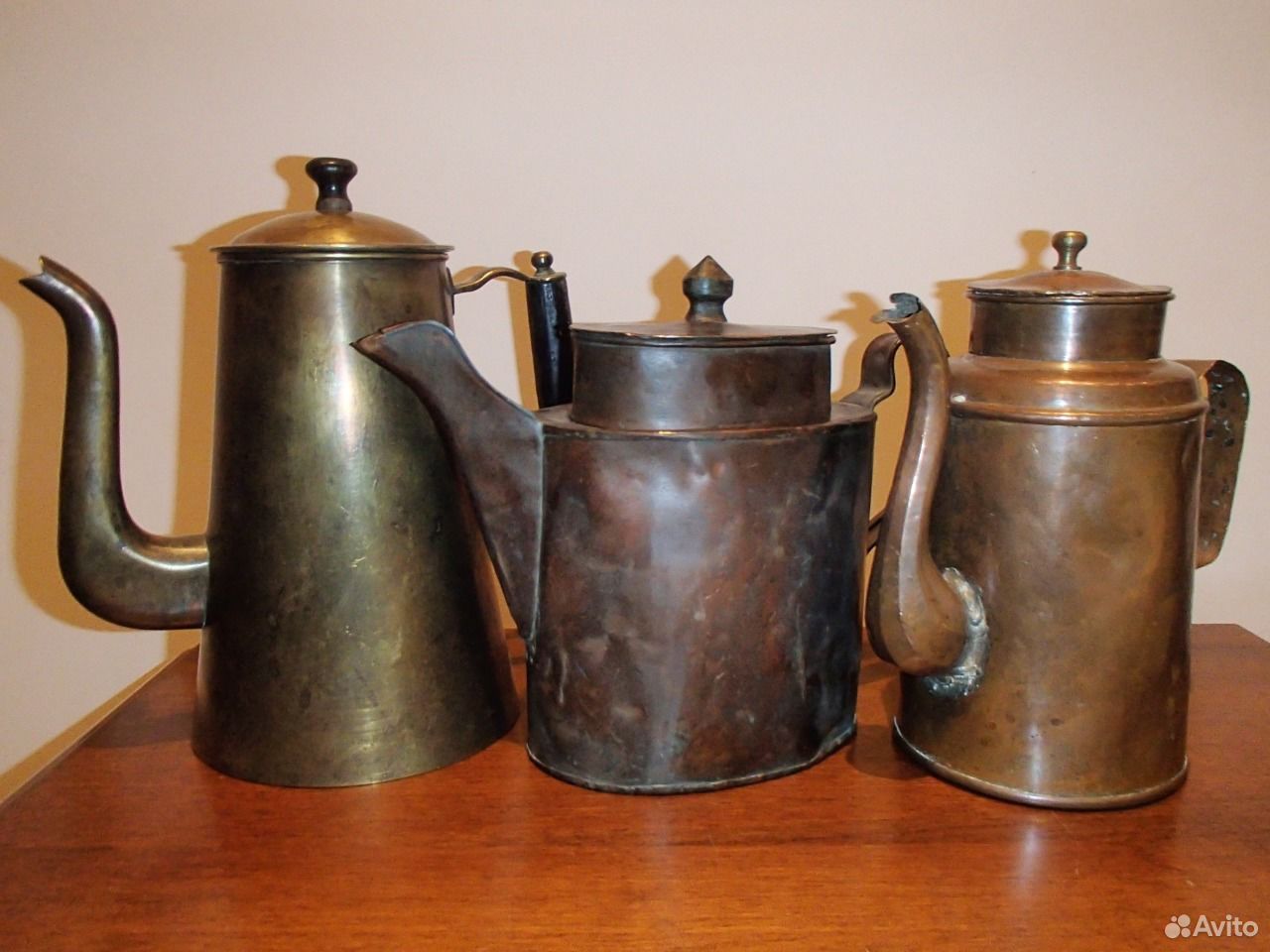 медная монета пятак. старинные медные дагестанские подносы. медный 19 век. утварь в старину. медный кофейник старинный.