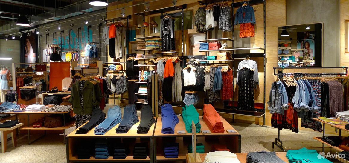 Выкладка в магазине мужской одежды. Визуальный мерчандайзинг в магазине одежды. Мерчандайзинг в магазине одежды. Мерчандайзинг одежды. Визуальный мерчандайзинг в магазине одежды.