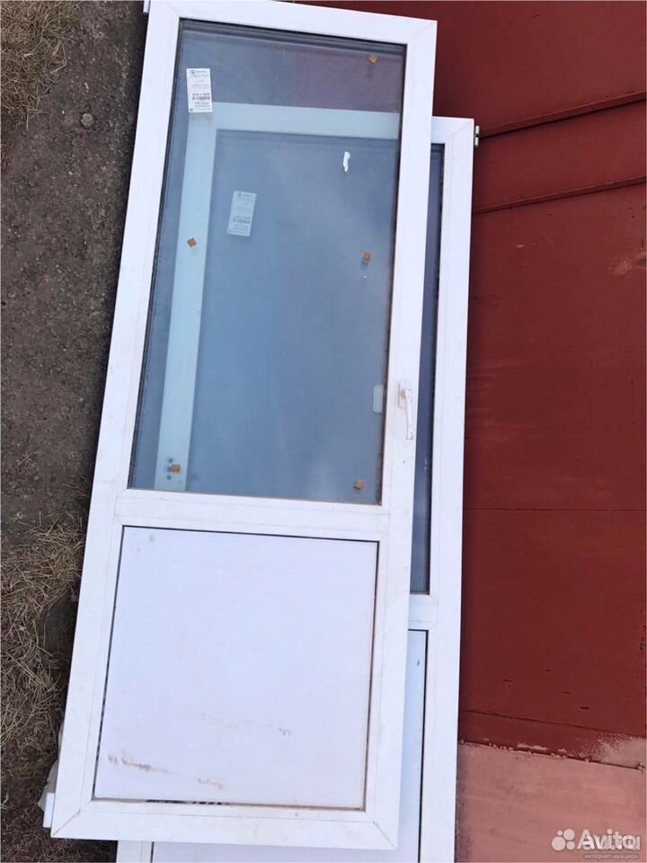 Дверь балконная со стеклом. Балконная дверь со стеклом. Балконная дверь пластиковая. Дверь пластиковая входная балконная. Дверь пластиковая со стеклом балконная.