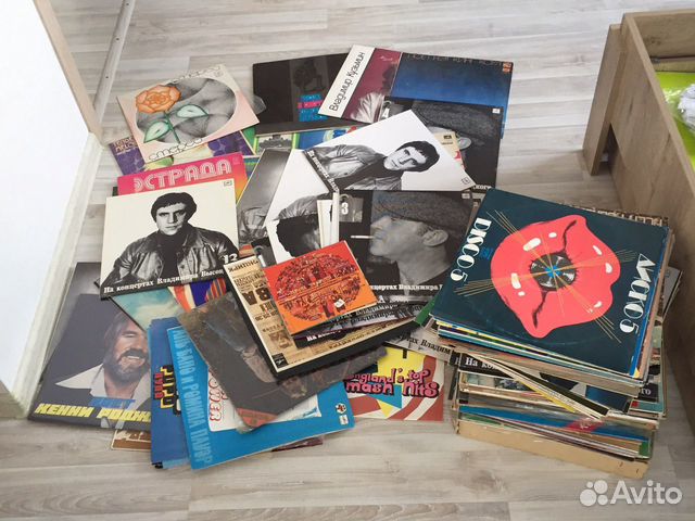 Виниловые пластинки с патефоном 1953 года