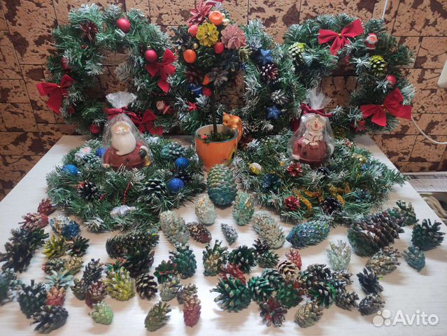 Новогодние предметы для украшения офиса и дома