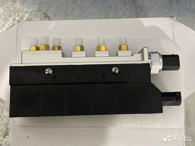 Блок клапанов пневмоподвески Мерседес w220