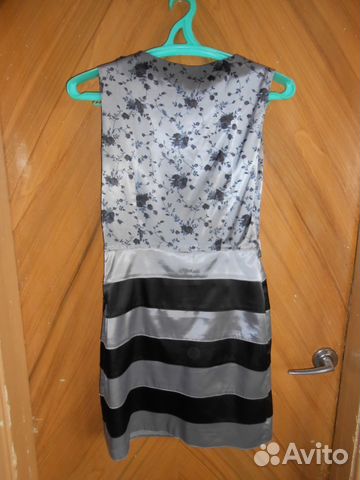 Атласное серебристое платье с цветочным узором