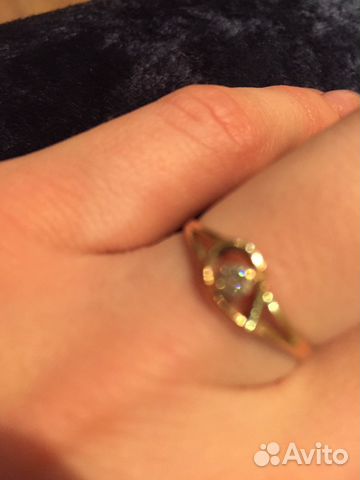 Золотое кольцо с бриллиантом