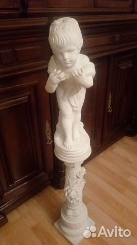 Старинная мраморная колонна со статуэткой.Франция Старинная мраморная колонна со статуэткой.Франция