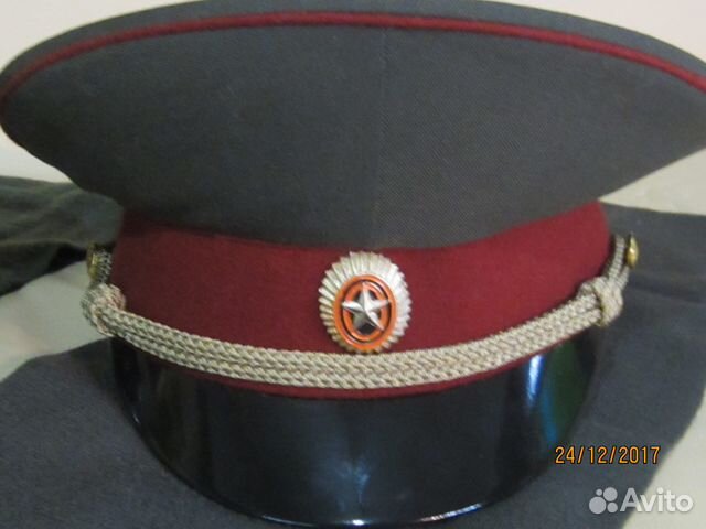 Фуражки офицерские, кашне (шарф) Фуражки офицерские, кашне (шарф)