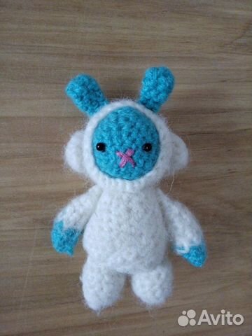 Вязаная игрушка зайчик в новогоднем костюме Вязаная игрушка зайчик в новогоднем костюме