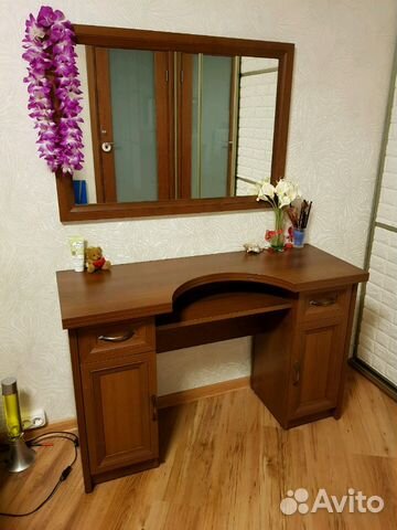 Туалетный столик с зеркалом Туалетный столик с зеркалом