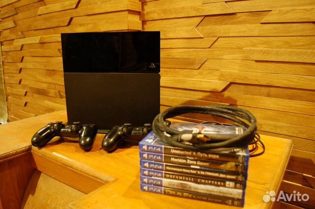 Sony PlayStation 4 1tb + 2 геймпада + 7 игр