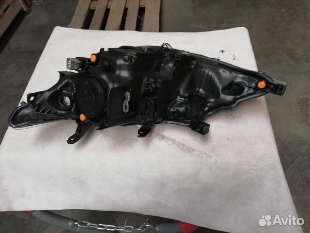 Фара правая Toyota Auris 8113002J70 Фара правая Toyota Auris 8113002J70