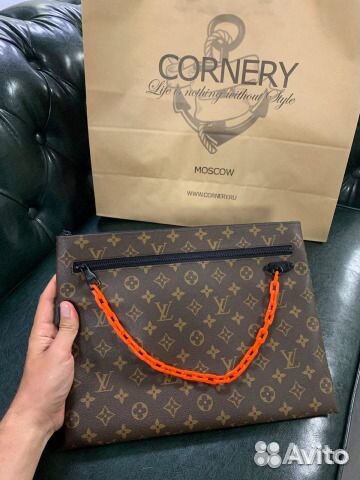 Папка с цепочкой Louis Vuitton Папка с цепочкой Louis Vuitton