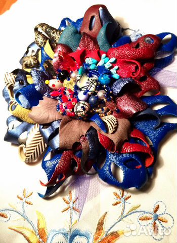 Кожаная брошь или заколка для волос