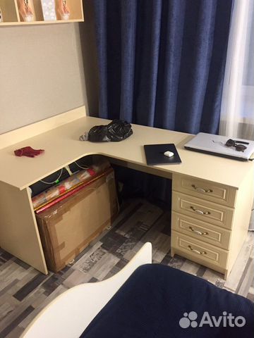 Письменный стол и навесная полка Письменный стол и навесная полка