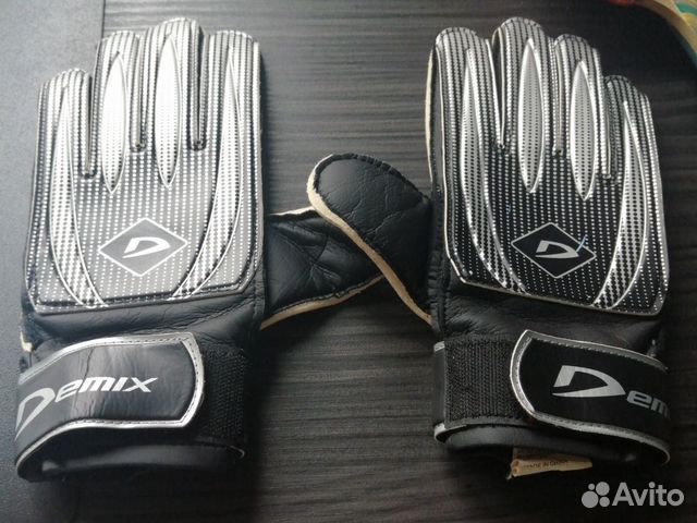 Футбольные вратарские перчатки