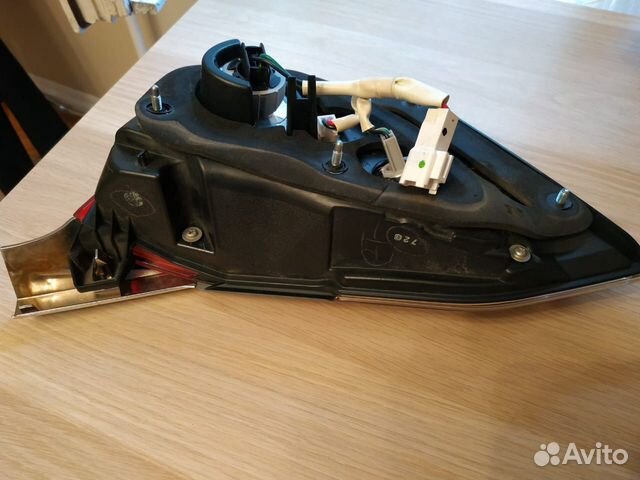 Фонарь правый задний в крышку багажника Toyota Cam