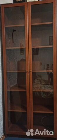 Стеллаж со стеклянными дверцами