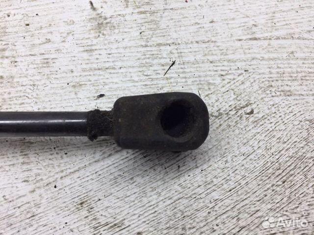 Амортизатор багажника задний Volkswagen Passat B7