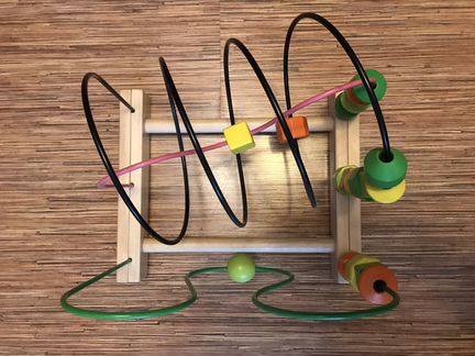 Деревянная игрушка и пирамидка