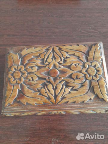 Старинная деревянная шкатулка