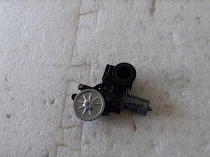 Маторчик стеклоподъемника правый Toyota Camry V70