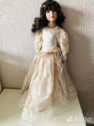 Кукла фарфоровая