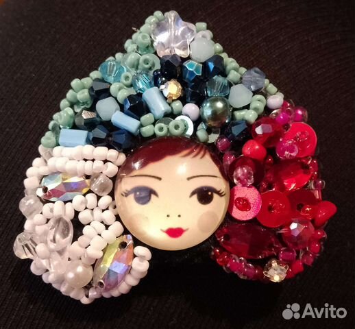 Брошь ручной работы из бисера