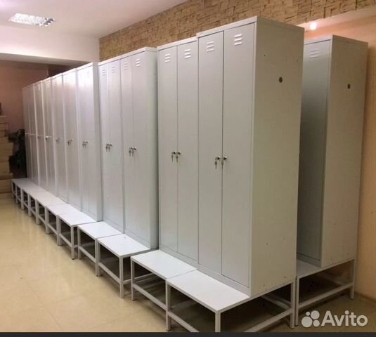Недавно в спортивной школе отремонтировали раздевалку и заменили шкафчики