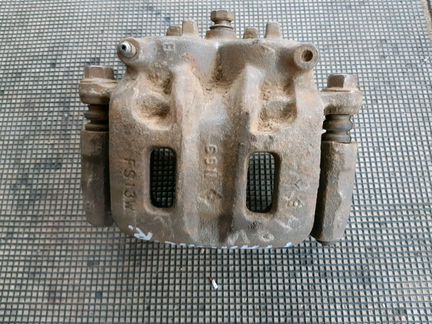 Суппорт передний правый Мицубиси Грандис