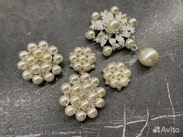 Пряжки, брошки, пуговицы новые