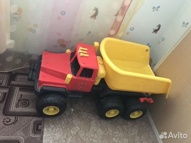 Грузовик игрушка