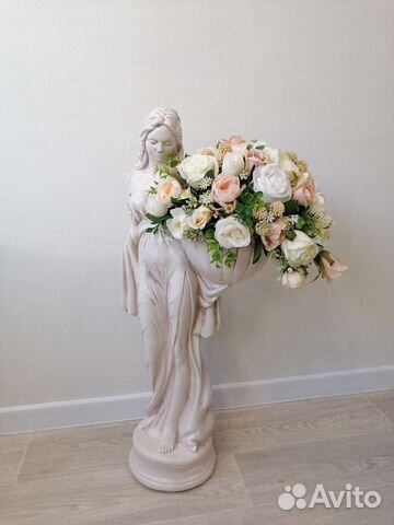 Девушка статуя с букетом