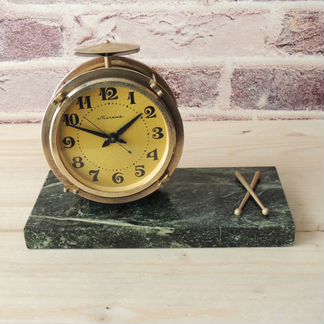 Молния Барабан настольные механические часы