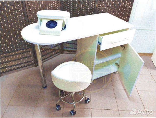 Маникюрный стол