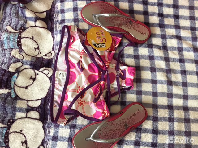 Шлепанцы и купальник