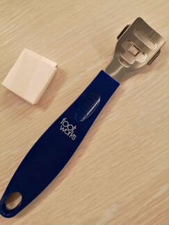 Педикюрный набор: прибор+скребок/бритва