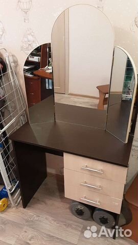 Навесной косметический столик с зеркалом