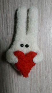 Валяная брошь валентинка