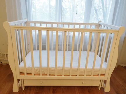 Кроватка белая из бука с матрасом и комплектом бел