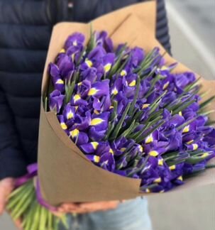 Букет ирисов, ирисы в шляпных коробках