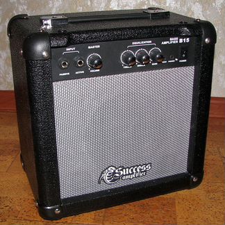 Басовый комбоусилитель 