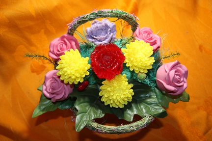 Букет цветов в корзине из мыла