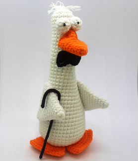 Гусь вязаный с тростью