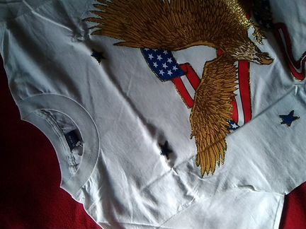 Футболка с эмблемой 