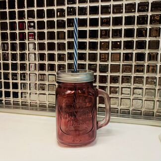 Стеклянная кружка с трубочкой