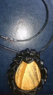 Кулон из кожи с пейзажной яшмой