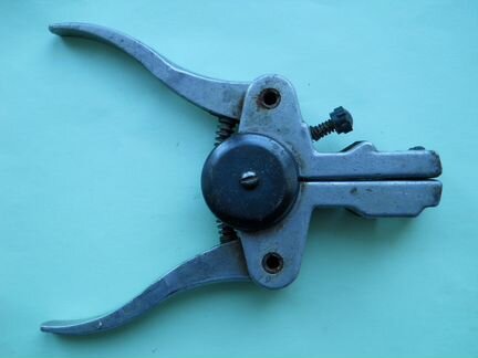 Механизм для снятия изоляции с проводов, из СССР