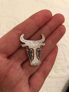 Символ 2021 года - белый, металлический бык