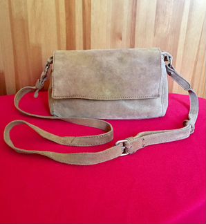 Сумка Zara бежевая замшевая через плечо