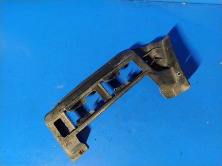 Направляющая заднего бампера правая правая Ford