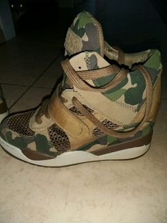 Новые сникерсы на танкетке Ash